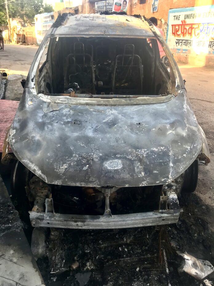 आग लगने से खड़ी गाड़ी जलकर राख