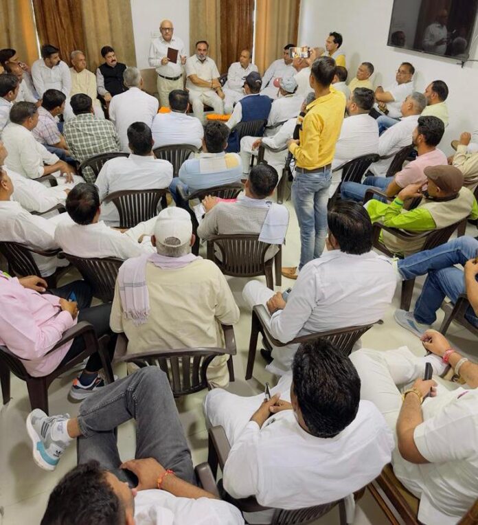 जजपा की बैठक में भाग लेते हुए मुख्यातिथि। 