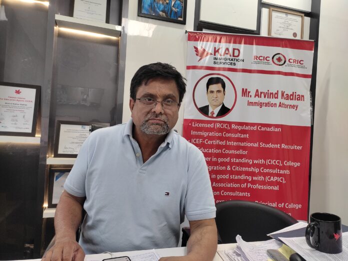बिना लाइसैंस के काम करने वालों के खिलाफ दंडात्मक कार्रवाई