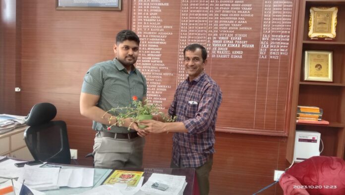 एसडीम हर्षित कुमार को पौधा भेंट करते राजेश झाड़ली।