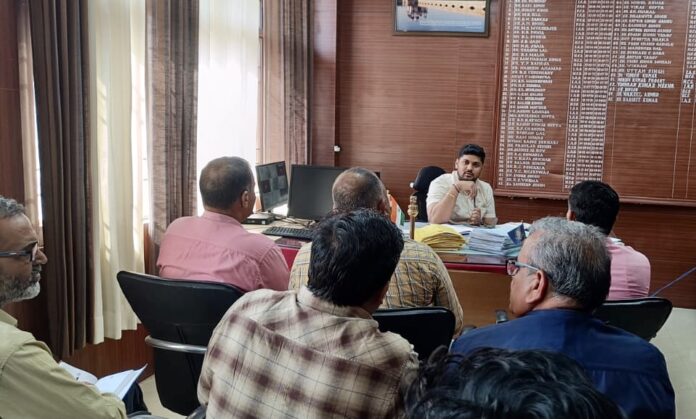  अधिकारियों की मीटिंग लेते एसडीएम हर्षित कुमार ।