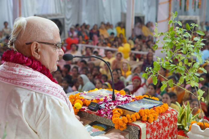  प्रवचन करते हुए साक्षी गोपाल दास। 