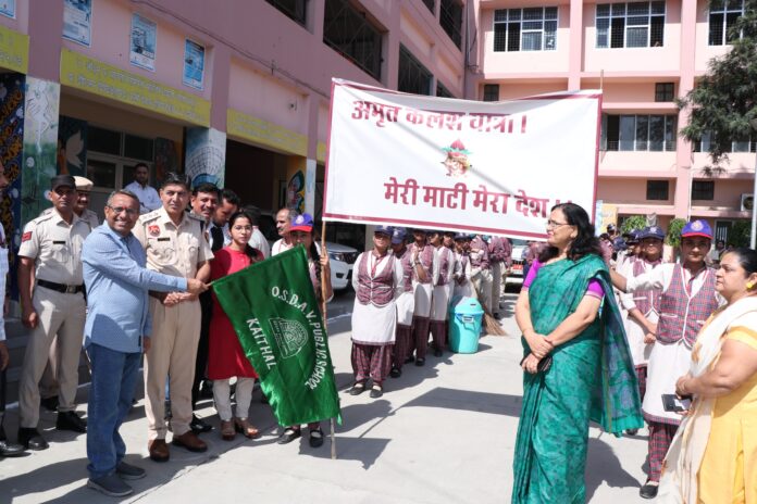 अमृतक्लश यात्रा को हरी झंडी दिखाकर रवाना करते हुए मुख्यातिथि।