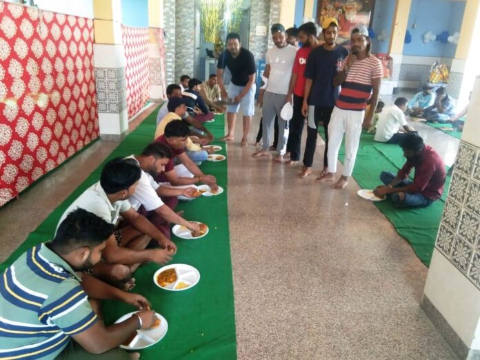 भंडारे में प्रसाद ग्रहण करते श्रद्धालु।