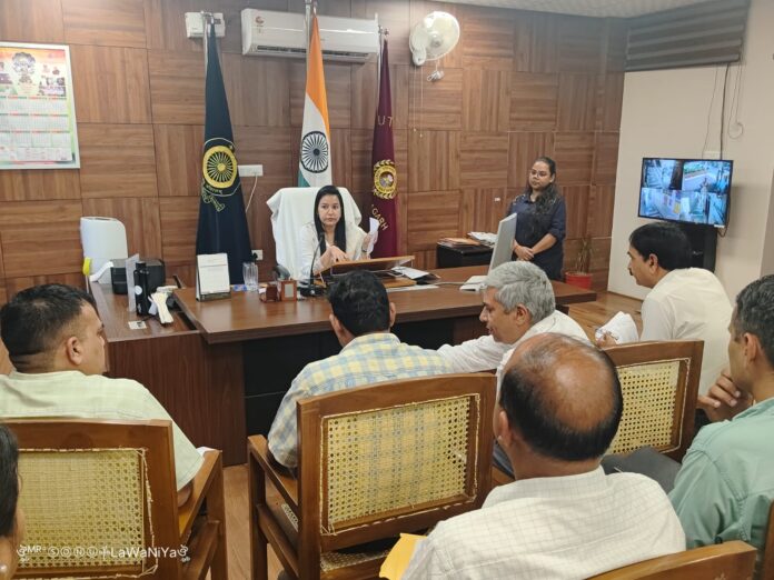 युवा महोत्सव को लेकर अधिकारियों की बैठक लेती उपायुक्त मोनिका गुप्ता।