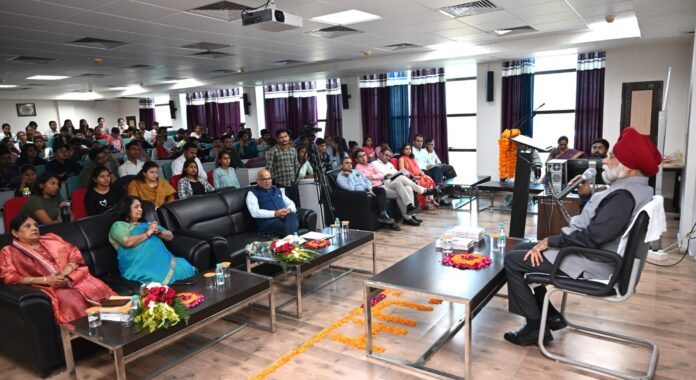 हकेवि में आयोजित विशेषज्ञ व्याख्यान को संबोधित करते प्रो. हरमोहिंदर सिंह बेदी।