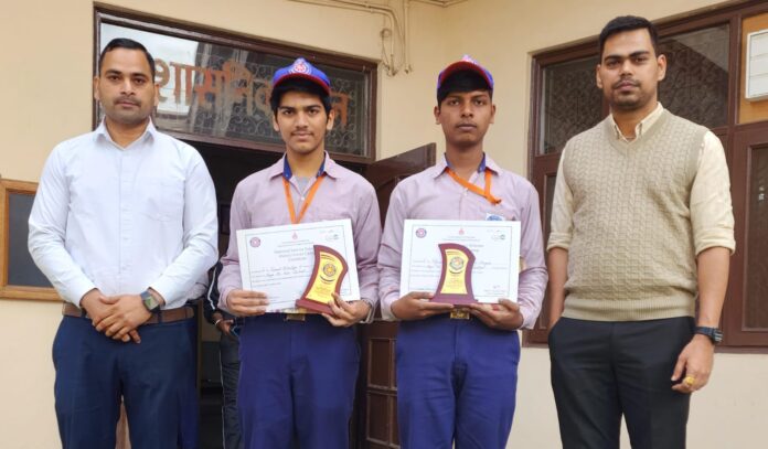 छात्रों ने द्वितीय व तृतीय पुरस्कार प्राप्त किया