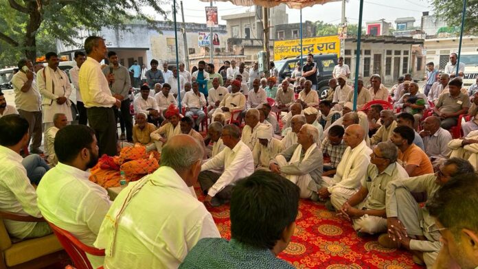 गांव डोहर में दौंगड़ा अहीर जन विश्वास रैली का न्योता देते नांगल चौधरी के विधायक डॉ. अभय सिंह यादव।