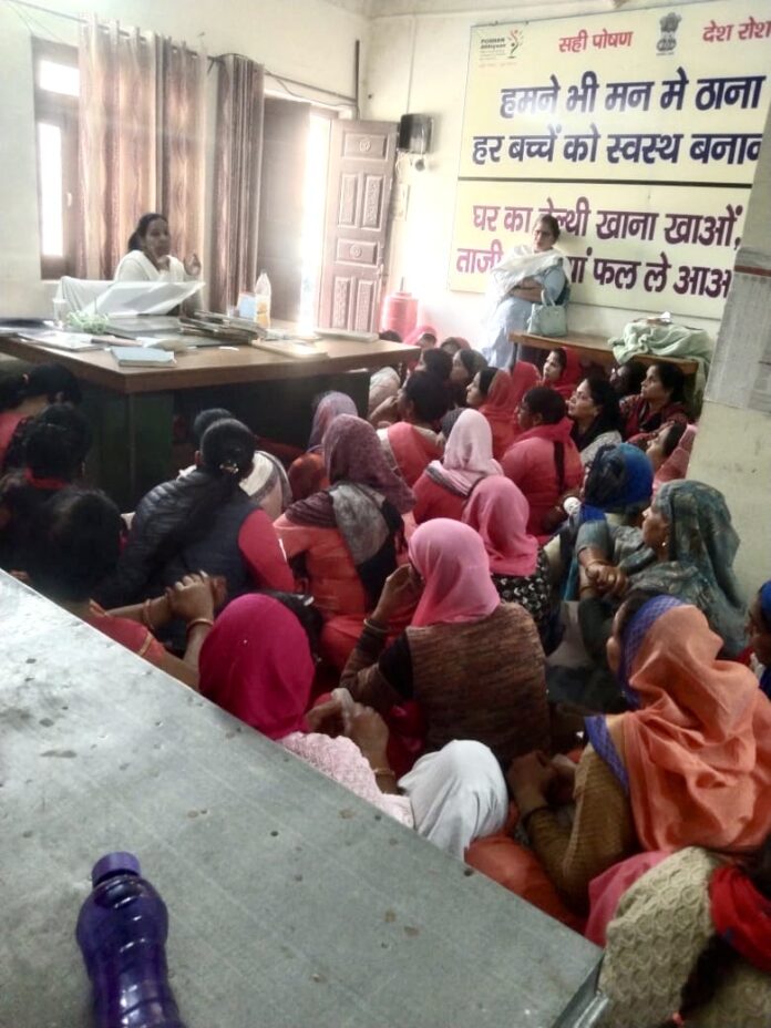 बाल विवाह ना करने के बारे में जानकारी देती सरिता शर्मा।