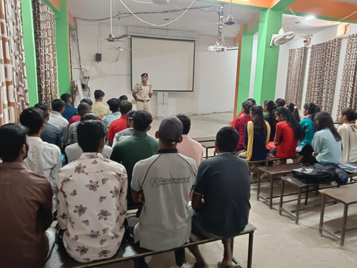  युवाओं को साइबर अपराधों के प्रति जागरूक करती पुलिस।