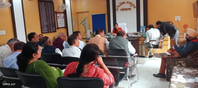 अधिकारियों की बैठक लेती एडीसी वैशाली सिंह।