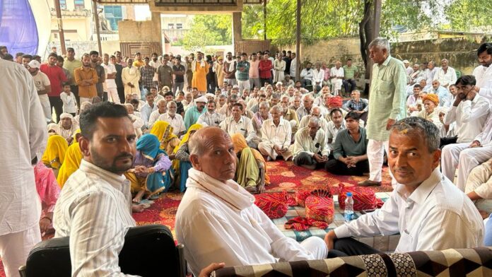 गांव घाटाशेर में जन संवाद कार्यक्रम का निमंत्रण देते हुए नांगल चौधरी के विधायक डॉ. अभय सिंह यादव।