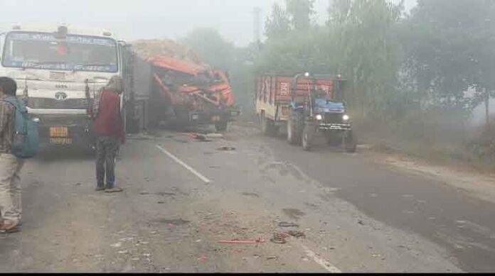 कलायत के गांव कैलरम बस अड्डे के सामने सडक़ हादसे में गाड़ी के नीचे फंसा मोटरसाइकिल व सडक़ हादसे में क्षतिग्रस्त गाडिय़ां।