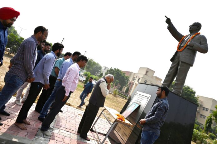 बाबा साहब डॉ. भीमराव अम्बेडकर की प्रतिमा पर पुष्प अर्पित करते कुलपति प्रो. टंकेश्वर कुमार।