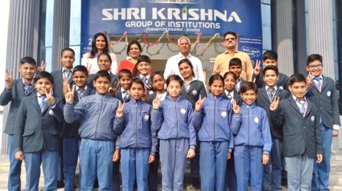 चेयरमैन डॉ. बीरसिंह यादव के साथ विजय चिह्न बनाकर खुशी का इजहार करते विद्यार्थी