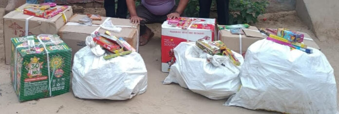 पुलिस द्वारा पकड़े गए पटाखे।