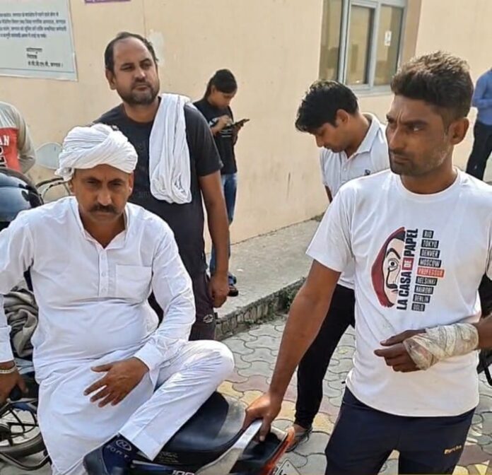 अज्ञात वाहन ने बाइक सवार दो को कुचला