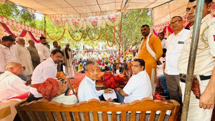 गांव सलुनी में जन विश्वास रैली के लिए लोगों को निमंत्रण देने पहुंचे नांगल चौधरी के विधायक डॉ. अभय सिंह यादव।