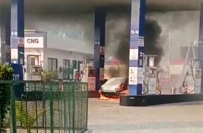 Car suddenly catches fire while filling CNG on National Highway Panipat