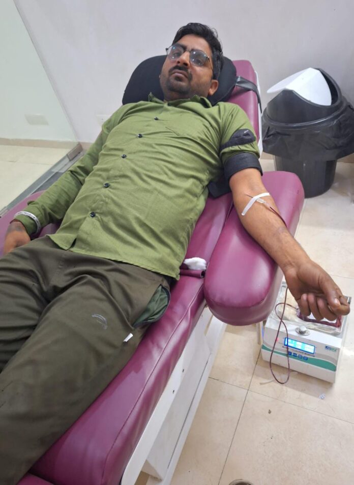 Sonu Insa fulfilled his duty of humanity by donating blood for a small child.