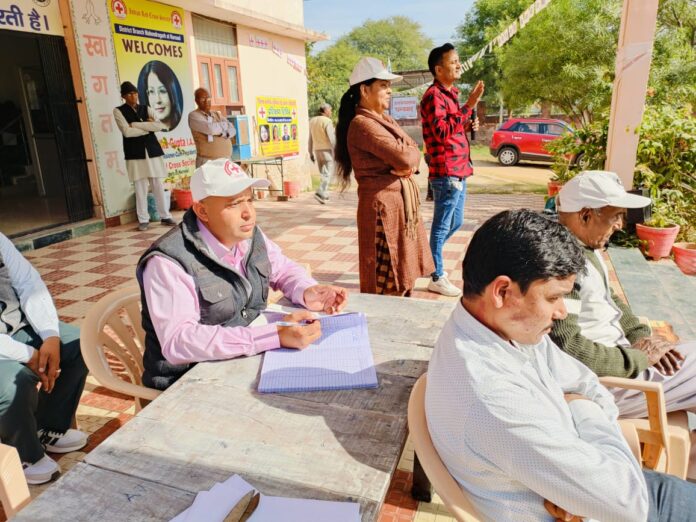 प्रशिक्षण शिविर में जानकारी देते पवित्रा यादव व राजकुमार व्यास।