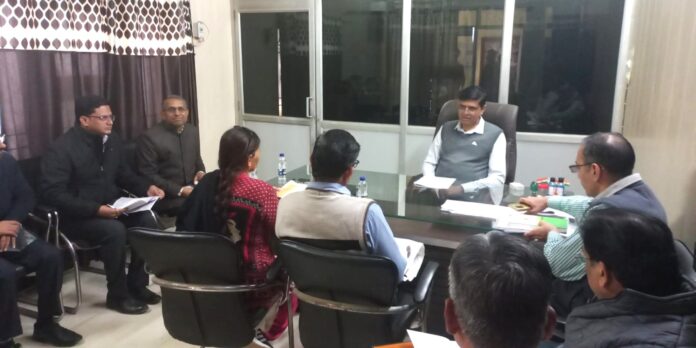 अधिकारियों को दिशा निर्देश जारी करते हुए मंडल आयुक्त साकेत कुमार।