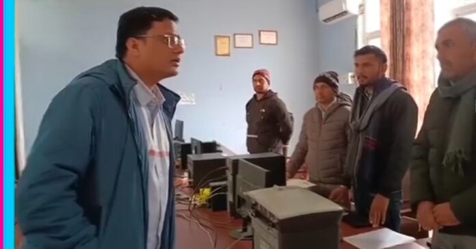 नपा कार्यालय का निरीक्षण करते एसडीएम देवेंद्र शर्मा।