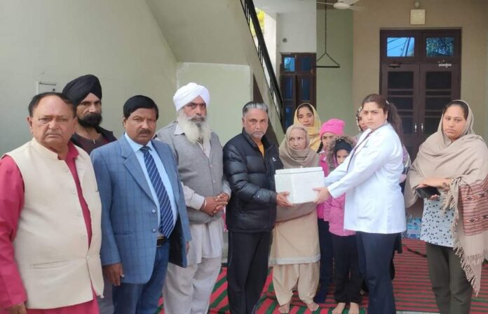डॉ. गुरनाम सिंह की आंखें दान प्राप्त करते हुए।