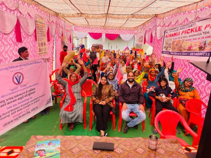 कार्यशाला में उपस्थित महिलाएं।