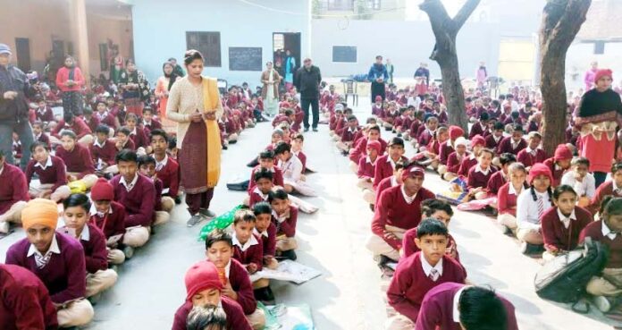 850 विद्यार्थियों ने किया एक साथ गीता पाठ