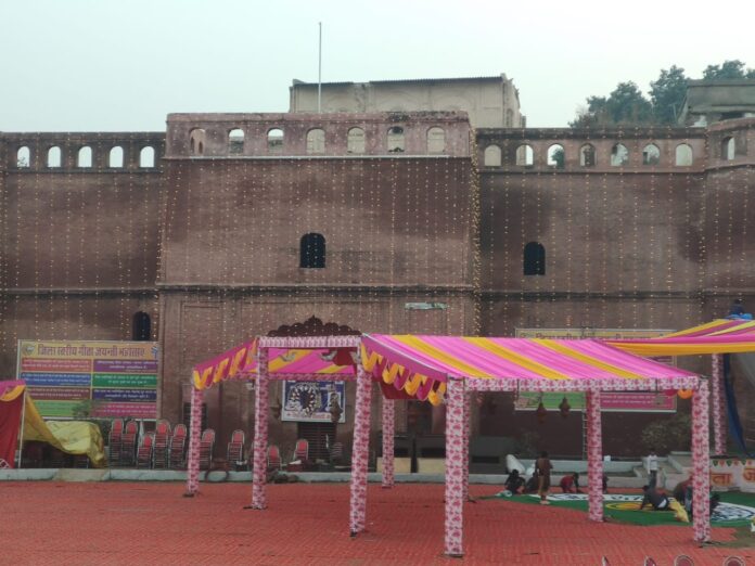 गीता जयंती के लिए सजाया गया पंडाल तथा भाई उदय सिंह का किला।