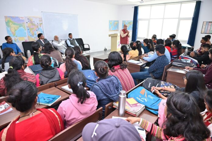 हकेवि में विद्यार्थियों का मार्गदर्शन करते डॉ. कुलदीप मेहंदीरत्ता।