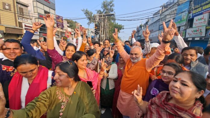 भाजपा कार्यकर्ताओं ने मनाया जीत का जश्न