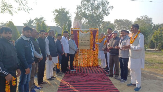 गांव में विकास कार्यों का शिलान्यास करते हुए व मौके का निरीक्षण करते हुए विधायक लीला राम।