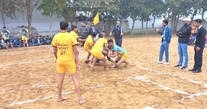 श्री कृष्णा स्कूल सिहमा में दो दिवसीय खेलकूद प्रतियोगिता में वॉलीबॉल व कबडडी में भाग लेते स्कूली खिलाड़ी।