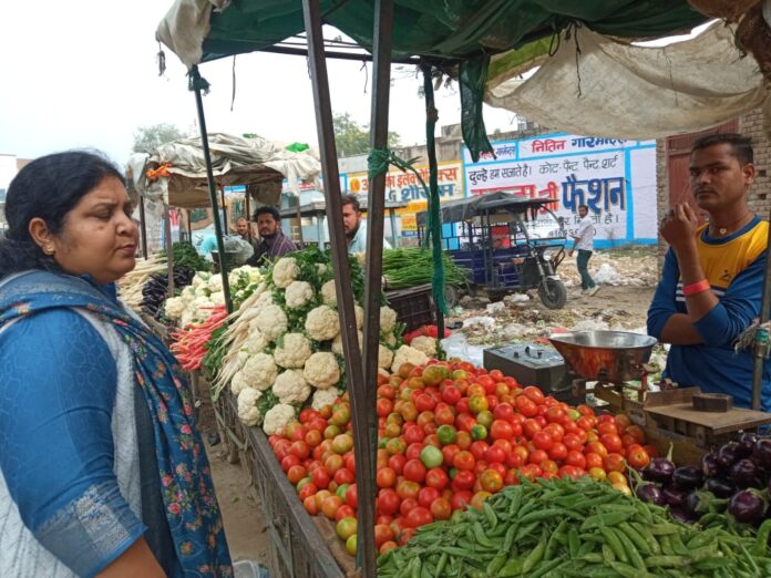 दुकानदारों को कूड़ा इधर-उधर ना फेंकने के बारे में निर्देश देती ईओ सुमन लता।