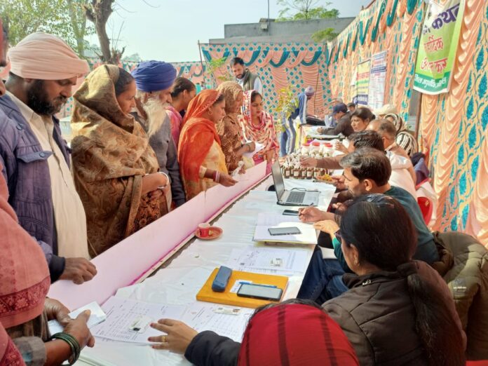 संकल्प यात्रा में उपस्थित मुख्यातिथि व स्वागत करते हुए ग्रामीण।