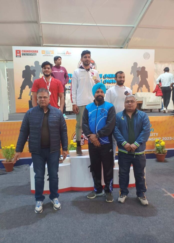 विजेता छात्र के साथ मुख्यातिथि।