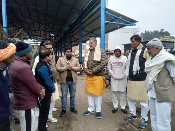 भाजपा कार्यकर्ताओं के साथ कार्यक्रम स्थल सब्ज़ी मंडी महेंद्रगढ का दौरा करते पूर्व मंत्री रामबिलास शर्मा