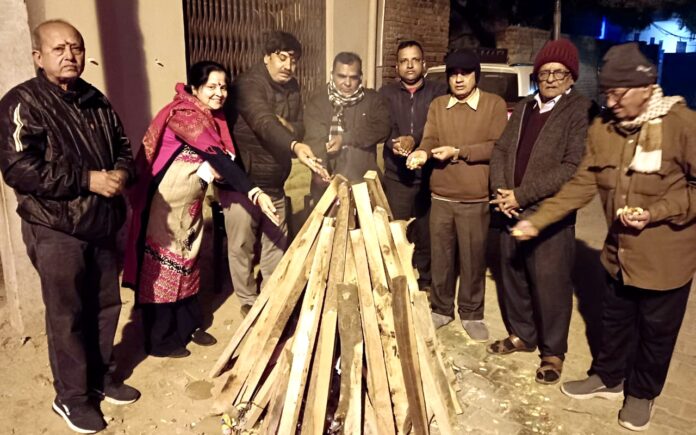 मोहल्ला जवाहरनगर में लोहड़ी पर्व मनाते।