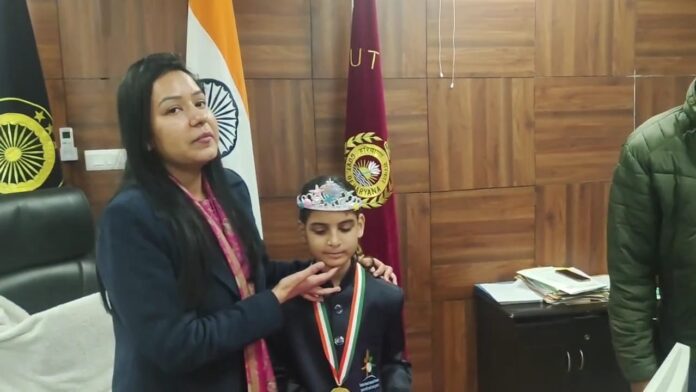 प्रधानमंत्री राष्ट्रीय बाल पुरस्कार से सम्मानित गरिमा का सम्मान करती उपायुक्त मोनिका गुप्ता।