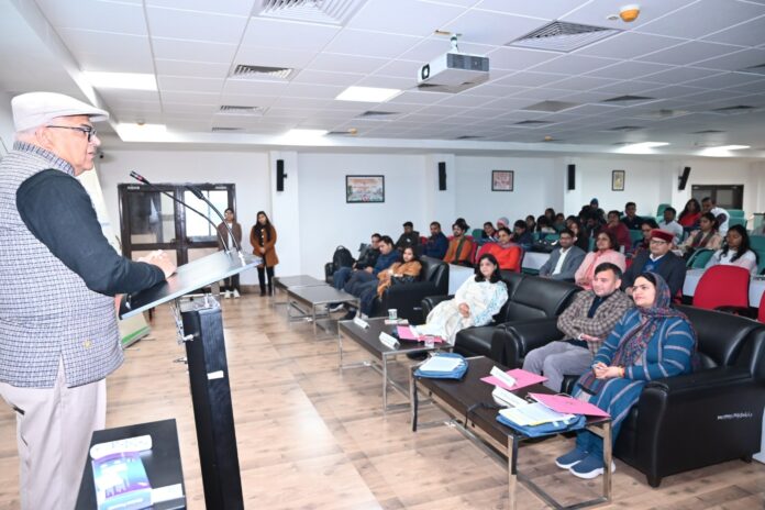 हकेवि में आयोजित कार्यशाला को संबोधित करते हुए कुलपति प्रो. टंकेश्वर कुमार।