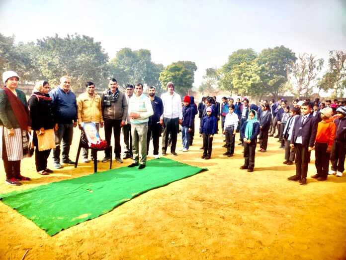 राष्ट्रपिता महात्मा गांधी के चित्र पर श्रद्धा सुमन अर्पित कर नमन करते।