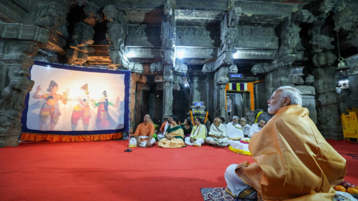 PM Modi Prays