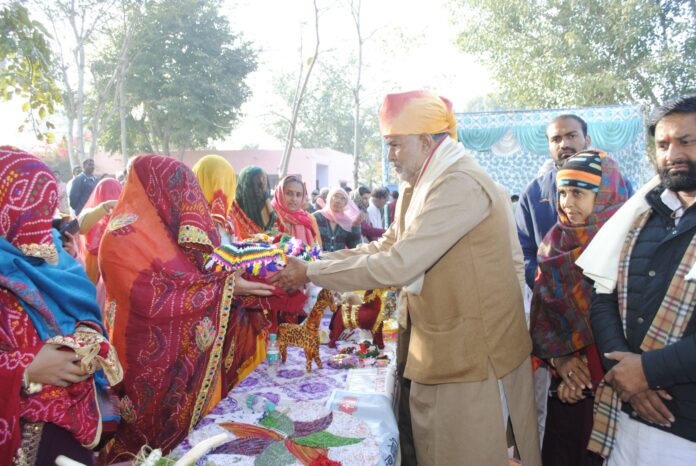 प्रियंका, वर्षा, मंजूबाला, बीना व मुस्कान की गोद भराई की रस्म करते प्रो. रामबिलास शर्मा।