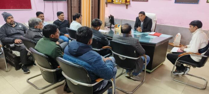 कंपनियों के प्रतिनिधियों से बातचीत करते प्राचार्य विनोद खनगवाल।