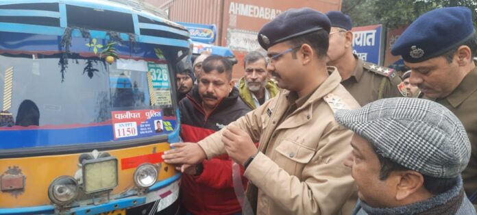 Made auto and e-rickshaw drivers aware by giving them information about traffic rules