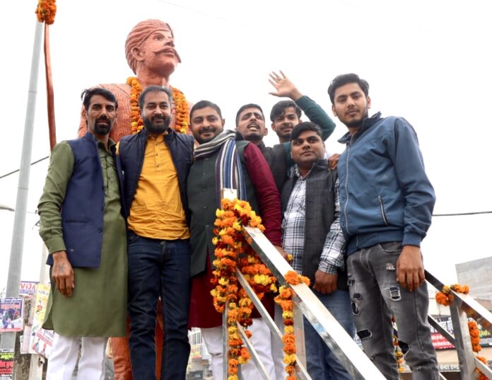महेंद्रगढ़ में तीसरी युवा पंचायत के दौरान युवा साथियों के साथ युवा भाजपा नेता सृजन यादव।