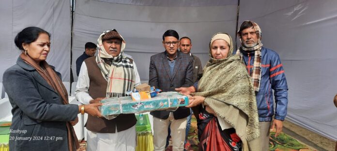 उज्ज्वला योजना के तहत पात्र नागरिकों को एलपीजी गैस कनेक्शन देते मंत्री ओम प्रकाश यादव।