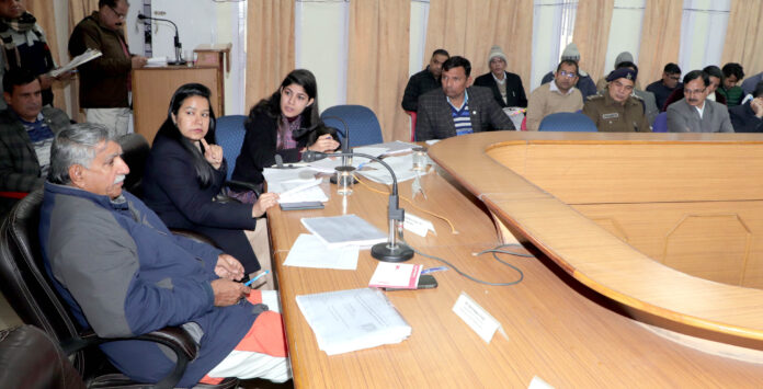 अधिकारियों की बैठक लेते सांसद चौधरी धर्मबीर सिंह।